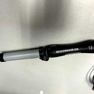 Size 1.25 Auto rotating curling iron. Makes beautiful beach waves